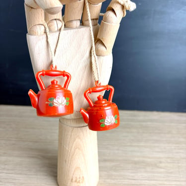 Vintage plastic teapot shade pulls – set of 2 miniature teapots with painted roses – Cottagecore fan pulls or ornaments 