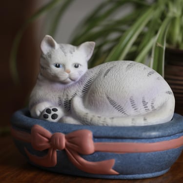 Vintage Silvestri Cat Trinket Box – Ceramic Cat Figurine with Bow Box, 1990s Giftware, Keepsake Jewelry Holder, Pastel Cottagecore Cat Decor 