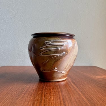 Vintage planter or vase by Virginia artist Suki Meyer / handmade neutral palette studio pottery 