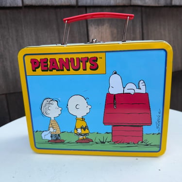 Vintage Peanuts by Schulz metal lunch box by United Feature Syndicate. 