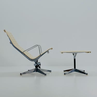 Mid Century Charles & Ray Eames EA 124 Aluminium  Lounge Chair and Ottoman– Cream Leather Herman Miller, USA, 1980s 