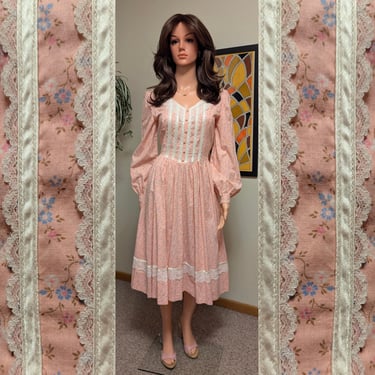 Vintage 1970s-1980s Pink Floral Gunne Sax Style Cotton Midi Dress with Pearl Buttons, Ribbons & Lace 