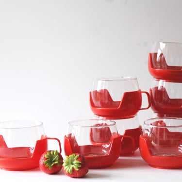 Eight Hot drik glasses in Red plastic holders, Dutch Retro 1970s. Set of 8 Pyrex Made in Holland 