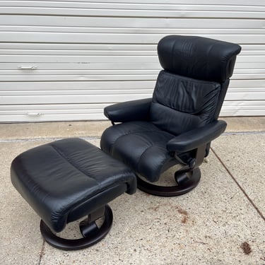 Medium Stressless Recliner Lounge Chair and Ottoman by Ekornes Scandinavian Danish Modern 