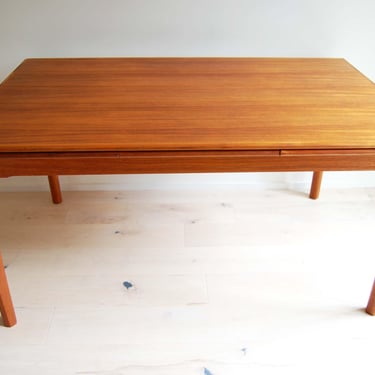 Scandinavian Modern Expandable Rectangular Teak Dining Table with 2 Leaves 