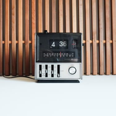 Vintage GE Flip Clock Radio AM/FM / Mid Century / Faux Woodgrain Housing / retro tech clock / General Electric 