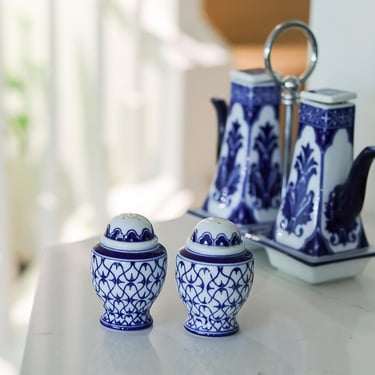 Vintage Bombay Company Salt & Pepper Shakers Blue White Ceramic Chinoiserie Tableware 
