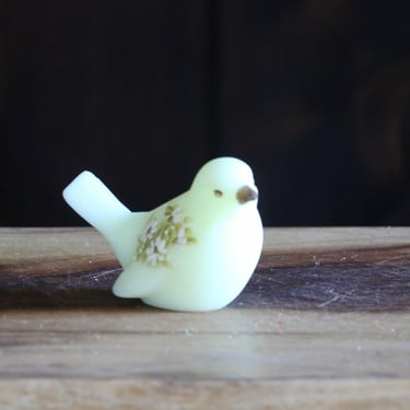 Vintage Uranium Glass Fenton Short Tail Bird Figurine, Elegant Spring Decor, Satin Glass Sparrow with Daisy & Frit, Nostalgic Grannycore 