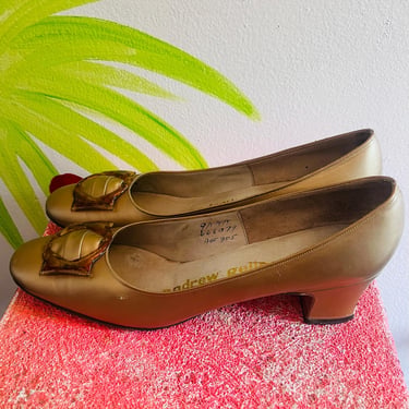 1960s bronze leather buckle pumps 60s mod round toe brown metallic tortoise pilgrim low heeled shoes Andrew Geller size 9 AAA narrow 