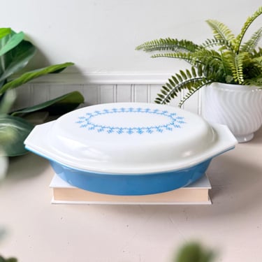Vintage 1960s Pyrex Delphite Divided Casserole Dish with Lid, MCM Mid Century Blue Glass Bakeware, Excellent 