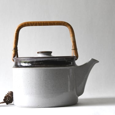 Teapot Scandinavian Modern, Knabstrup INGRID Brown, design by Christine Konschak. Scandinavian Stoneware Tabletop 