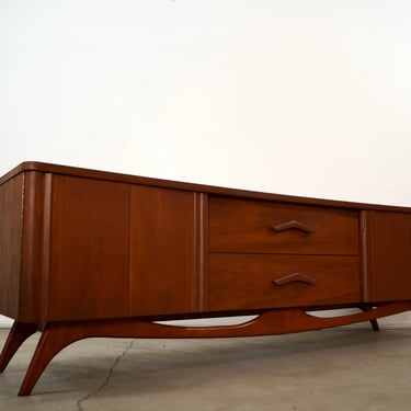 1960&rsquo;s Mid-Century Modern Walnut Credenza / Media TV Stand 