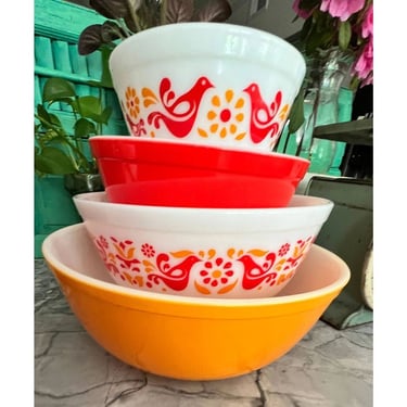 FRIENDSHIP Vintage Pyrex Mixing Bowl Set