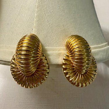 Vintage 80s Gold Tone Ribbed Shell Cip Earrings Chunky 