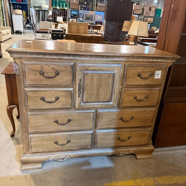 Lexington Furniture Traditional 8-Drawer Chest with Whitewashed Accents