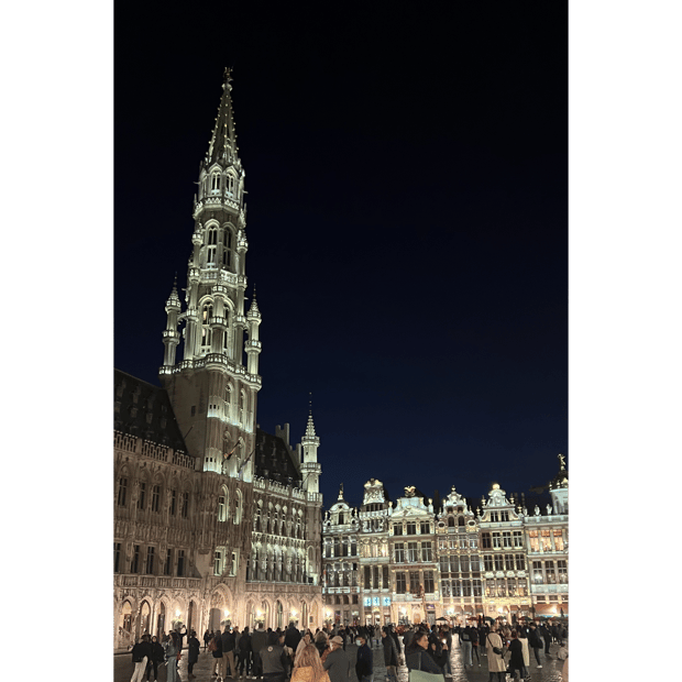 Photo of Grand Place at night (uncropped)