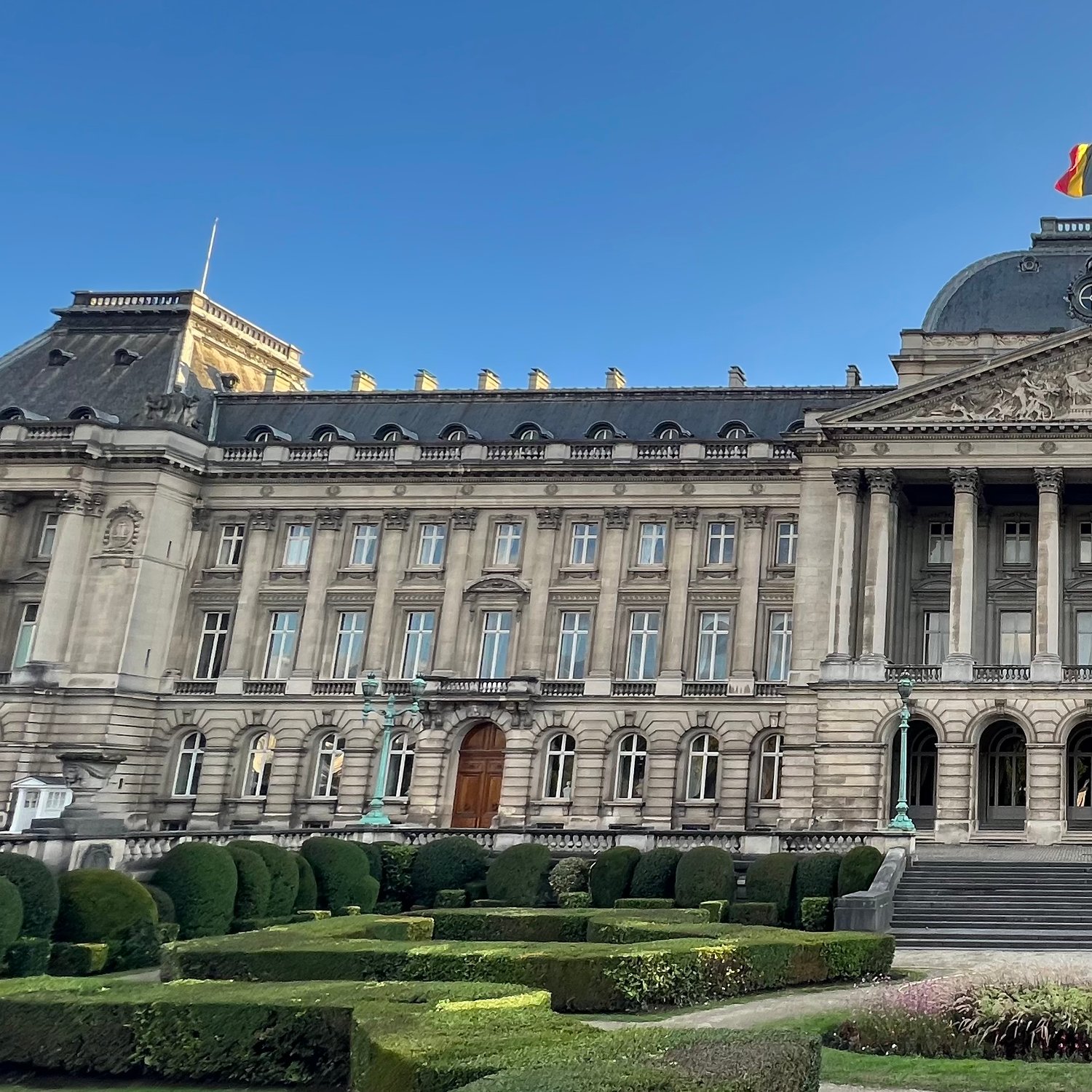 Photo of Royal Palace of Brussels (left)