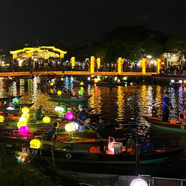 Photo of Latern-lit Thu Bồn River