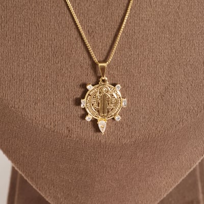 Colar pingente medalha São Bento com zircônias 22mm 45cm com alongadora