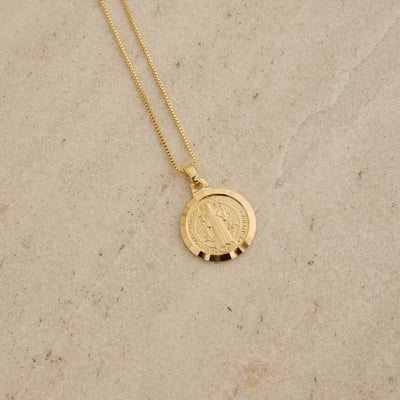 Colar pingente medalha redonda São Bento 18mm 45cm com alongadora