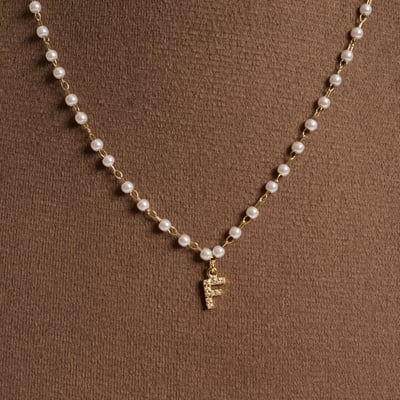 Colar entremeios pérolas pingente letra F cravejada 7mm 40cm com alongadora