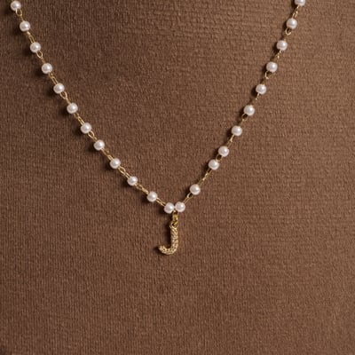 Colar entremeios pérolas pingente letra J cravejada 7mm 40cm com alongadora