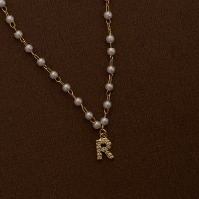 Colar entremeios pérolas pingente letra R cravejada 7mm 40cm com alongadora