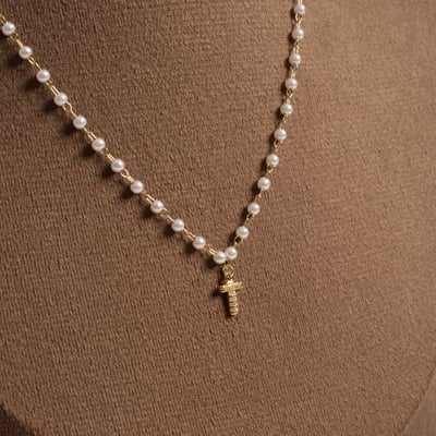 Colar entremeios pérolas pingente letra T cravejada 7mm 40cm com alongadora