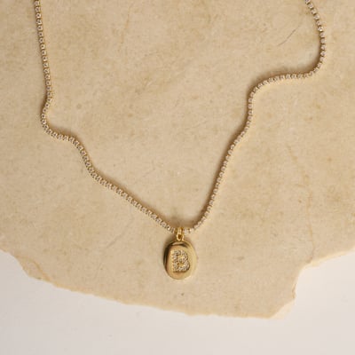 Colar Riviera pingente medalha letra B cravejada 12mm 40cm com alongadora