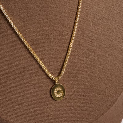 Colar Riviera pingente medalha letra C cravejada 12mm 40cm com alongadora