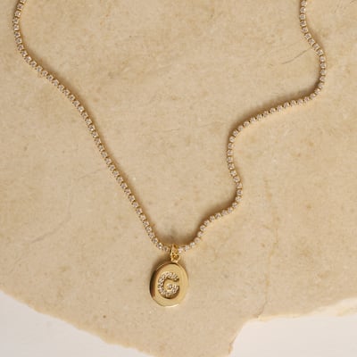 Colar Riviera pingente medalha letra G cravejada 12mm 40cm com alongadora