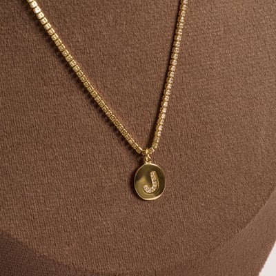 Colar Riviera pingente medalha letra J cravejada 12mm 40cm com alongadora