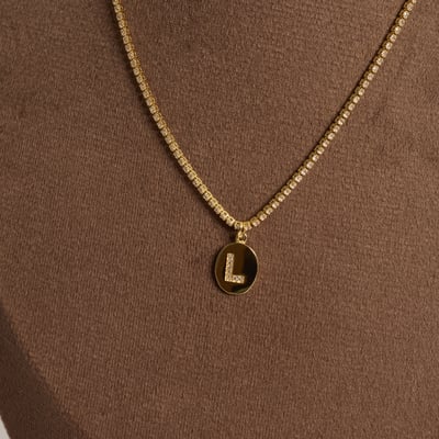 Colar Riviera pingente medalha letra L cravejada 12mm 40cm com alongadora