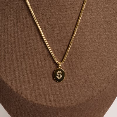 Colar Riviera pingente medalha letra S cravejada 12mm 40cm com alongadora