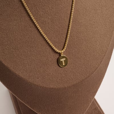 Colar Riviera pingente medalha letra T cravejada 12mm 40cm com alongadora