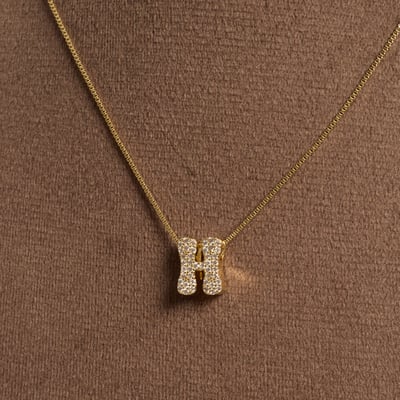 Colar letra H cravejada 11mm 45cm com alongadora
