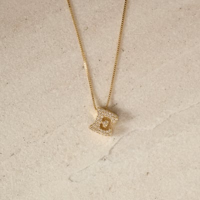 Colar letra E de lado cravejada 11mm 45cm com alongadora