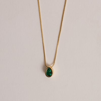 Colar pingente zircônia gota embutida esmeralda 7mm 40cm com alongadora