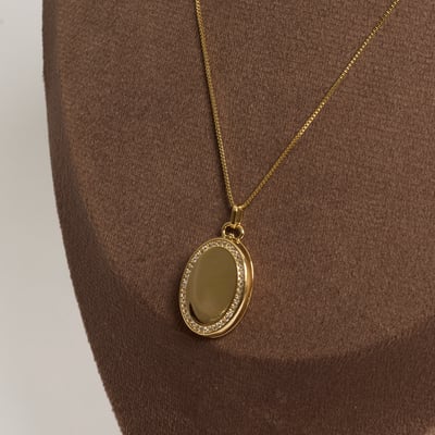 Colar pingente relicário oval borda cravejada 23mm 45cm com alongadora