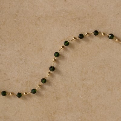 Pulseira entremeios cristais esmeralda e bolas 15cm com alongadora