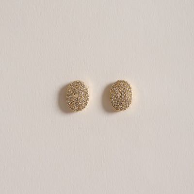 Brinco oval com cravejado 11mm caixa alta
