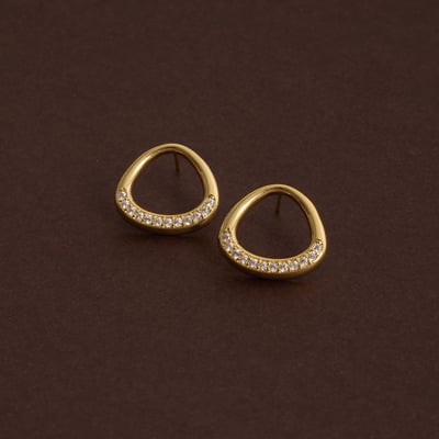 Brinco oval vazado com cravejado 18mm