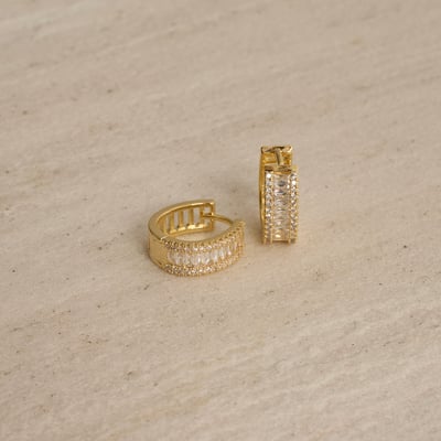 Argola click oval cravejada 16mm detalhe vazado
