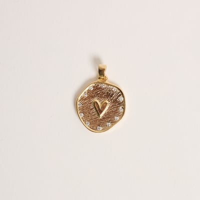 Pingente medalha assimétrica coração borda cravejada 18mm 