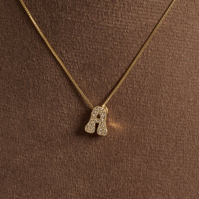 Colar letra A de lado cravejada 11mm 45cm com alongadora