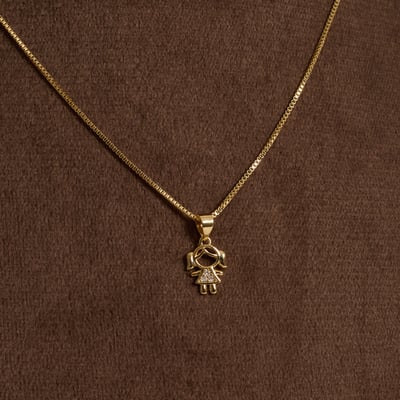 Colar pingente menina detalhe cravejado 9mm 40cm com alongadora