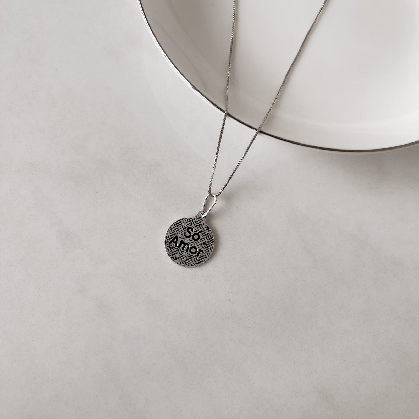Colar pingente medalha Just love resina 15mm 45cm