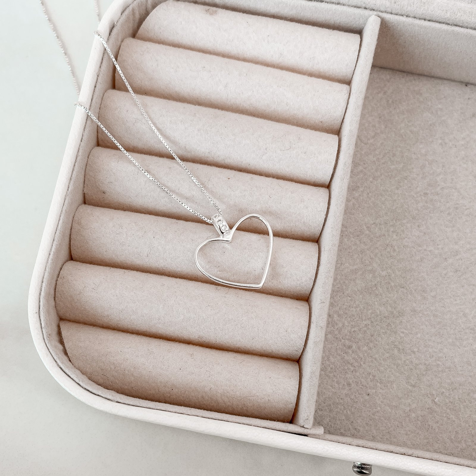 Colar coração vazado elo cravejado 20mm 45cm