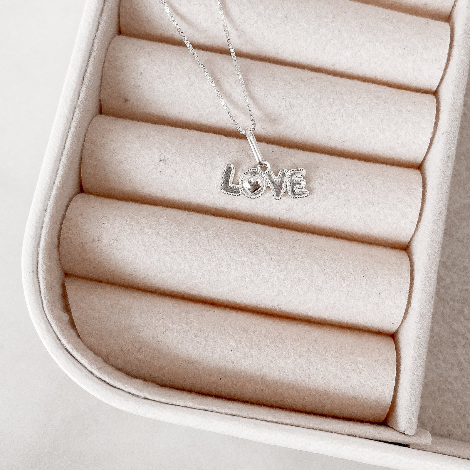 Colar pingente love desenhado 15mm 45cm
