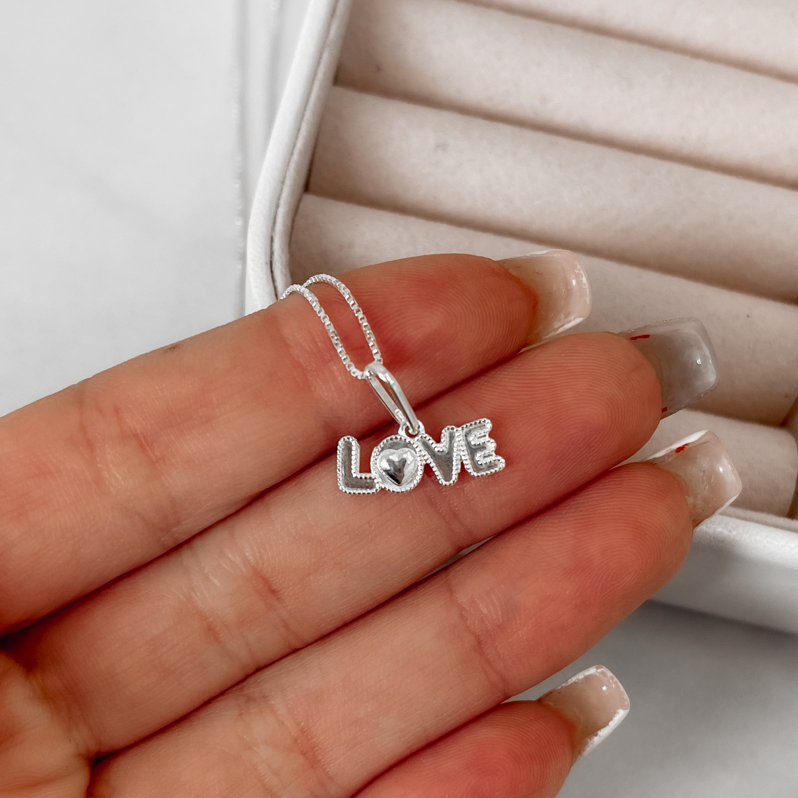 Colar pingente love desenhado 15mm 45cm